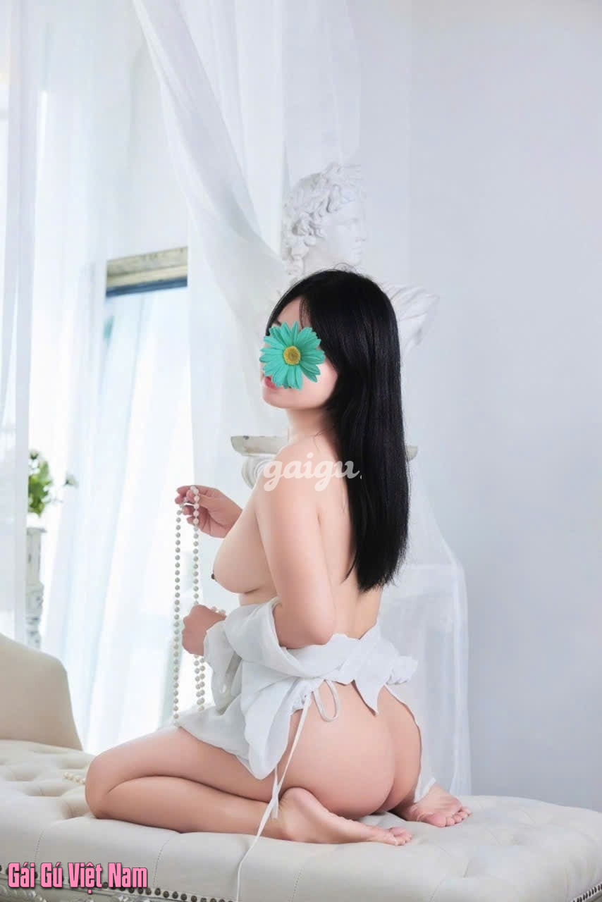Bảo Hân _ Gái ngoan chiều khách, làm tình bao phê